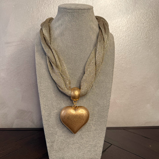 Collar trenzado dorado con colgante de corazón