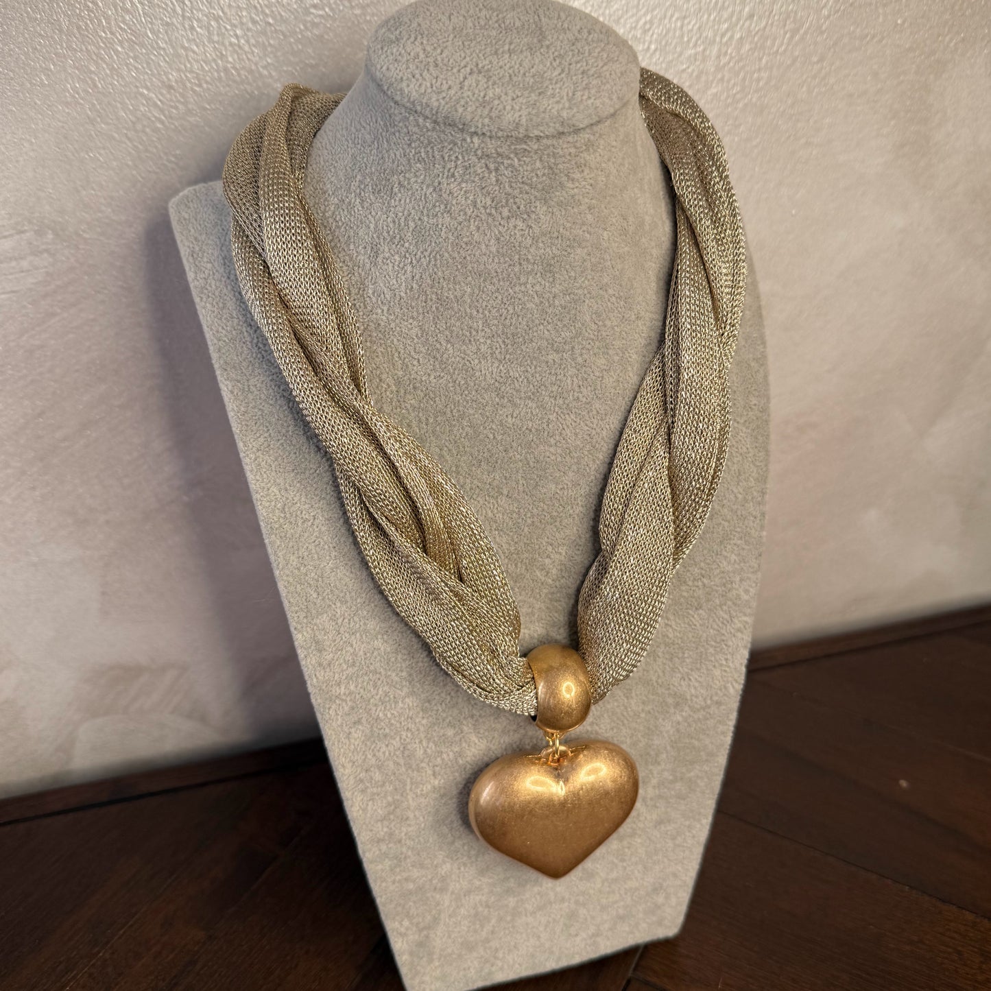 Collar trenzado dorado con colgante de corazón