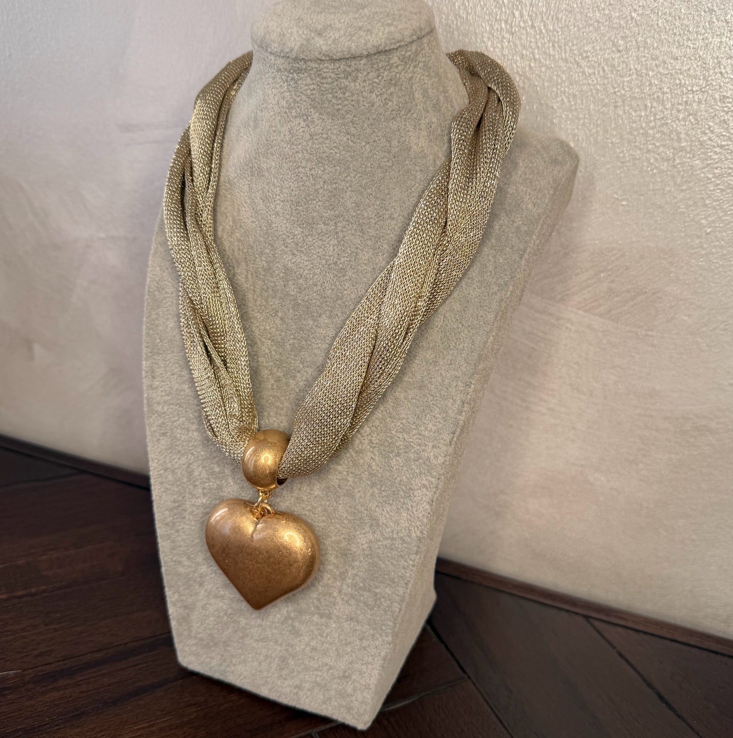 Collar trenzado dorado con colgante de corazón