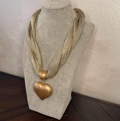 Collar trenzado dorado con colgante de corazón