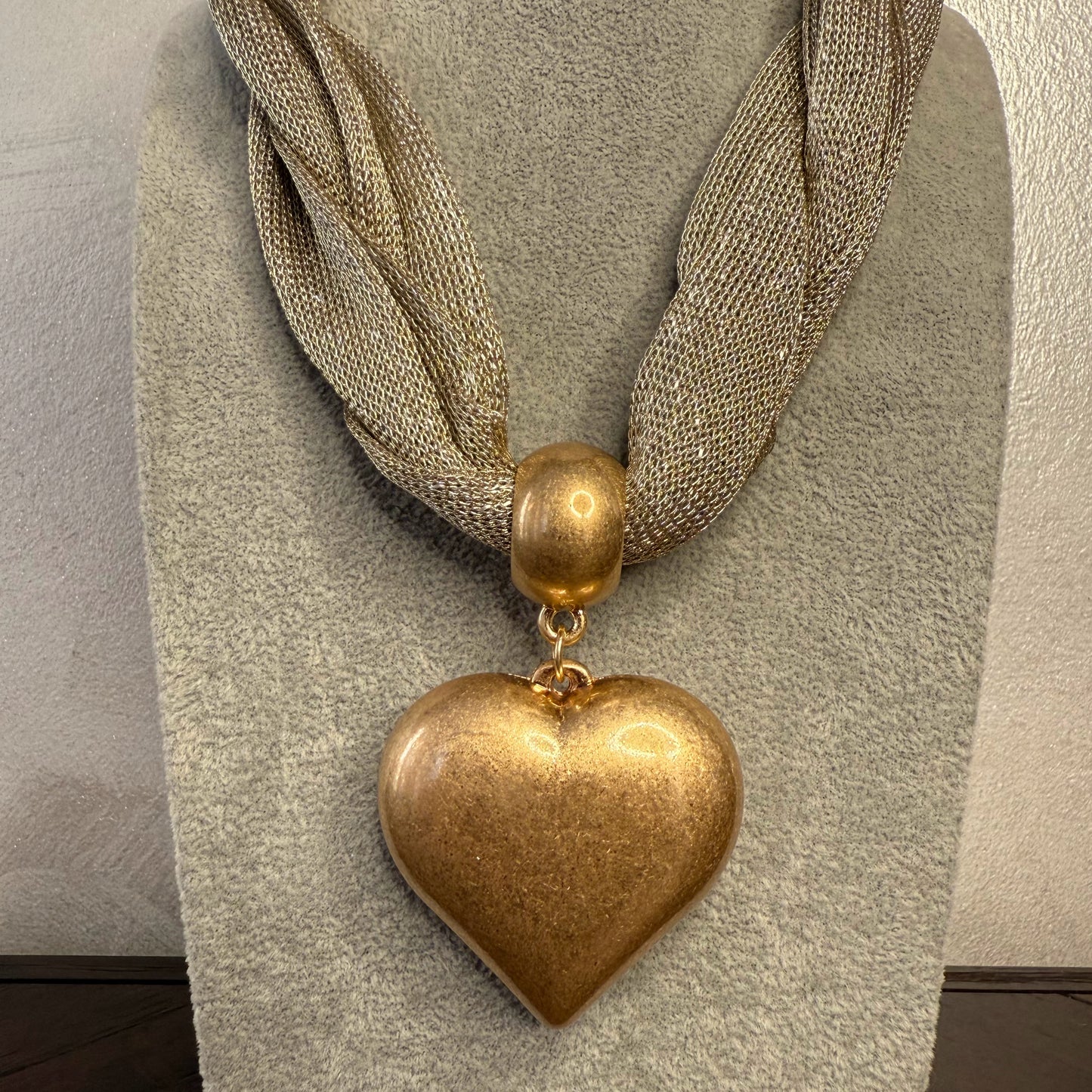 Collar trenzado dorado con colgante de corazón