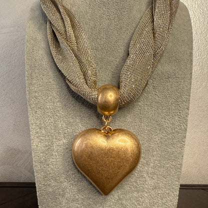 Collar trenzado dorado con colgante de corazón