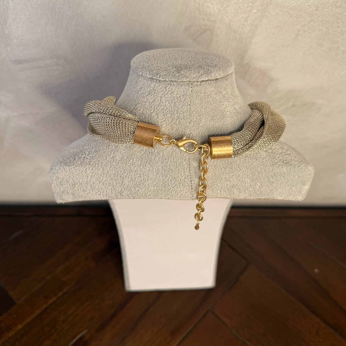 Collar trenzado dorado con colgante de corazón