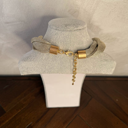Collar trenzado dorado con colgante de corazón