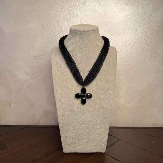 Collar con colgante de cruz y piedras facetadas.