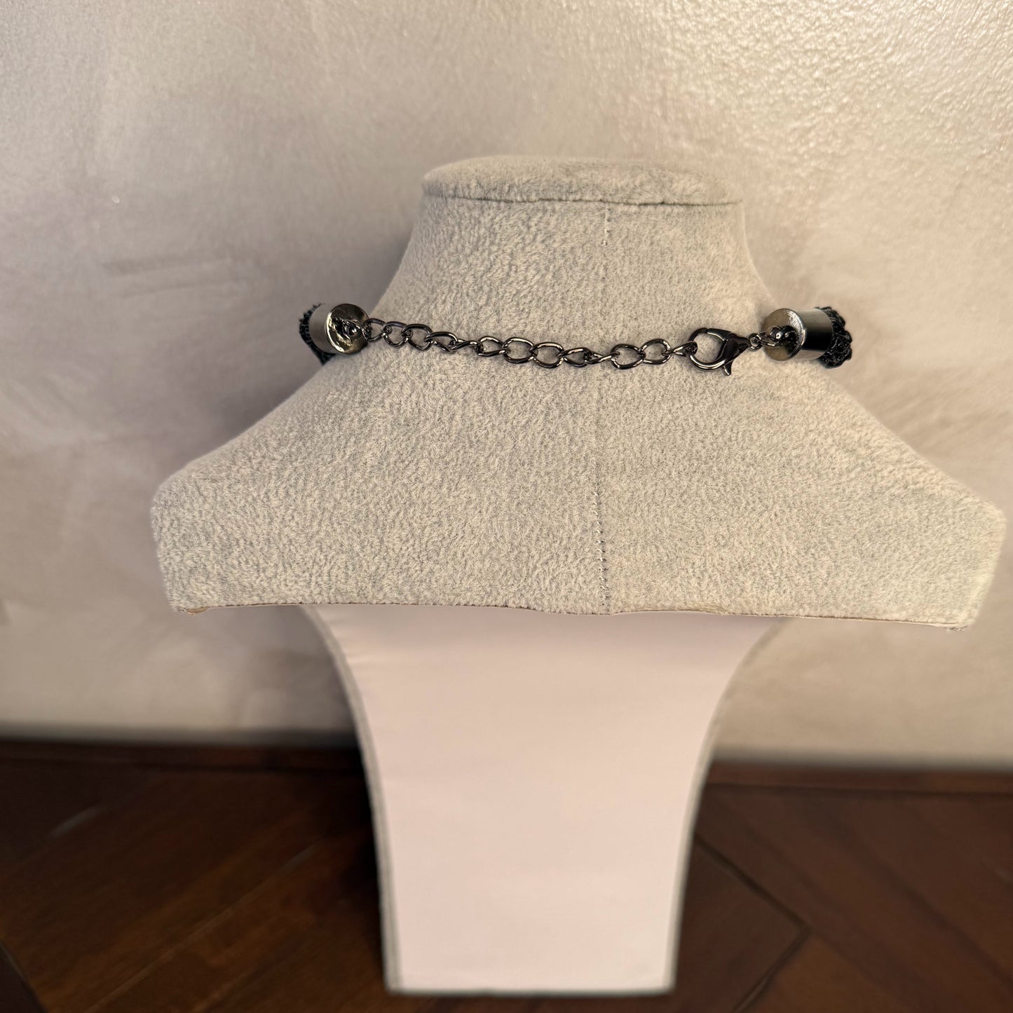 Collar con colgante de cruz y piedras facetadas.