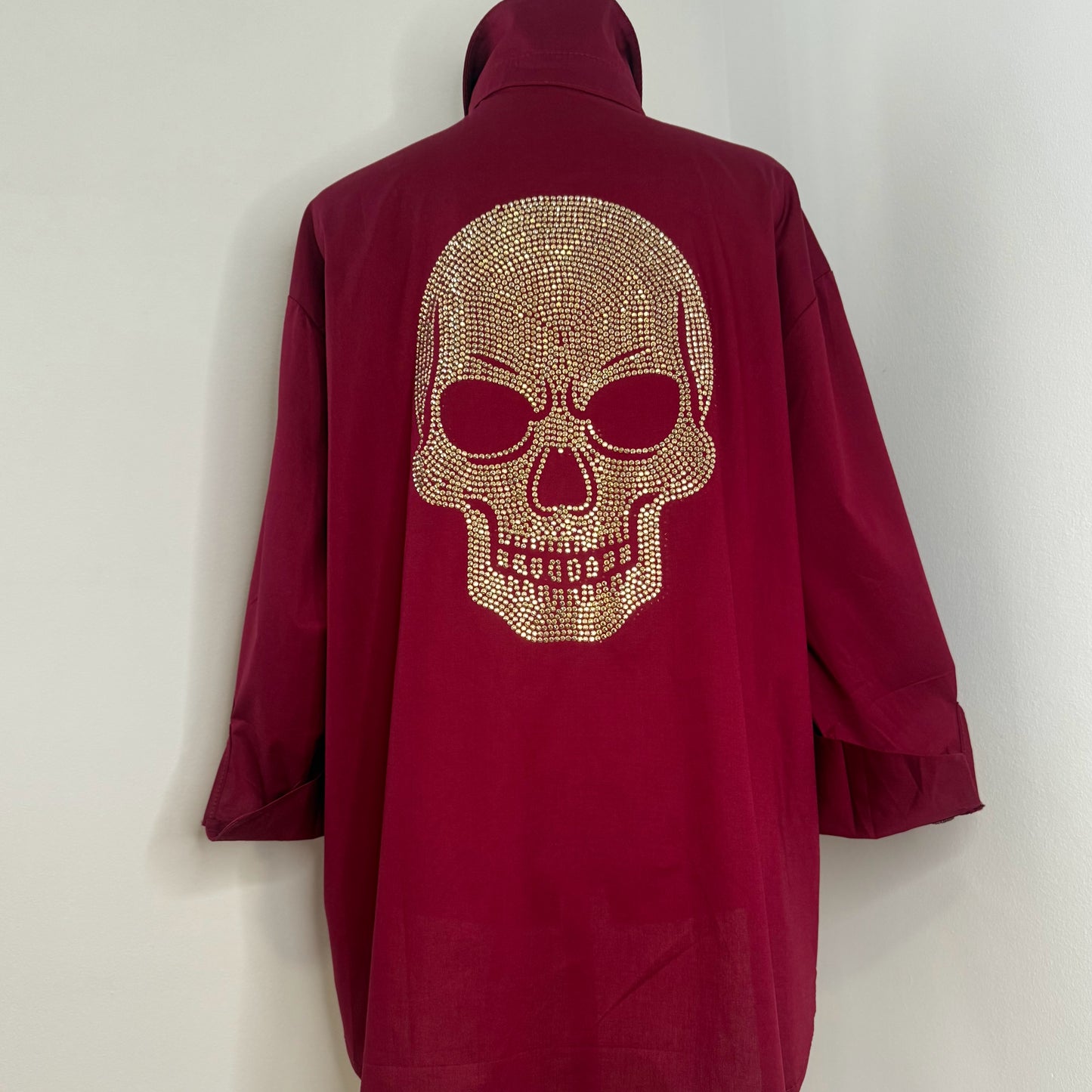 Camisa oversize con calavera de strass