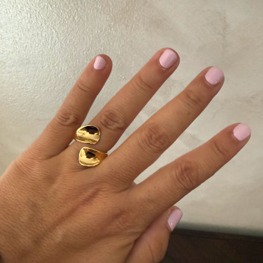Anillo dorado minimalista y sofisticado
