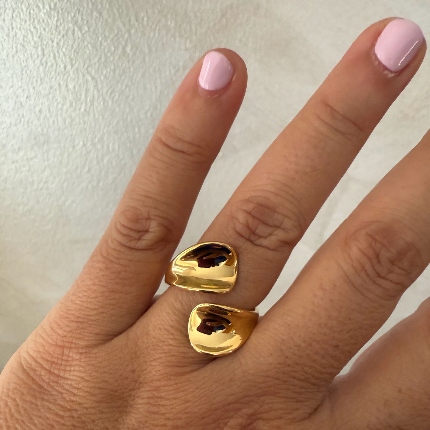 Anillo dorado minimalista y sofisticado