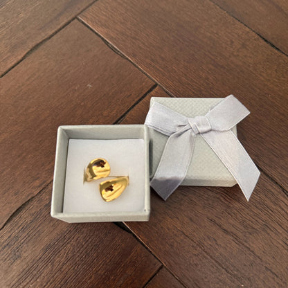 Anillo dorado minimalista y sofisticado