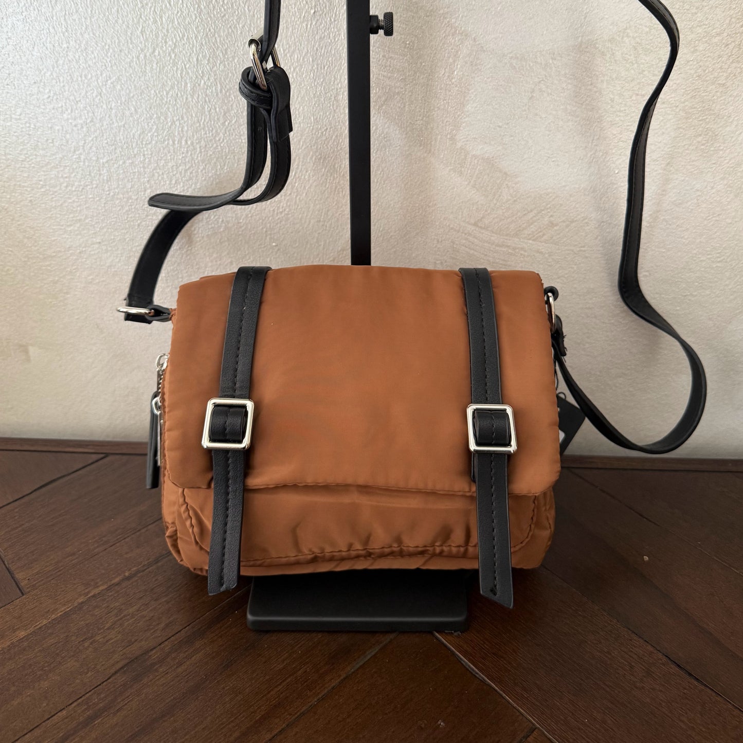 Bolso bandolera casual con hebillas disponible en varios colores.