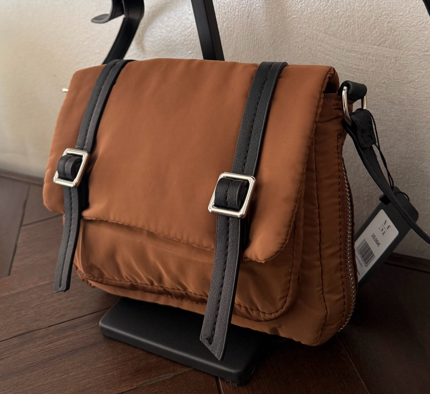 Bolso bandolera casual con hebillas disponible en varios colores.