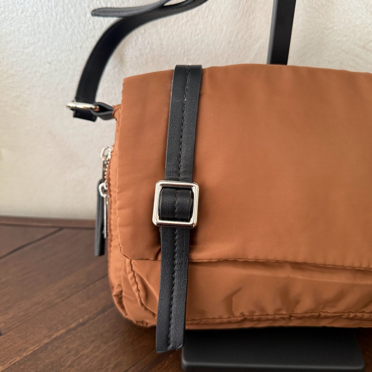 Bolso bandolera casual con hebillas disponible en varios colores.