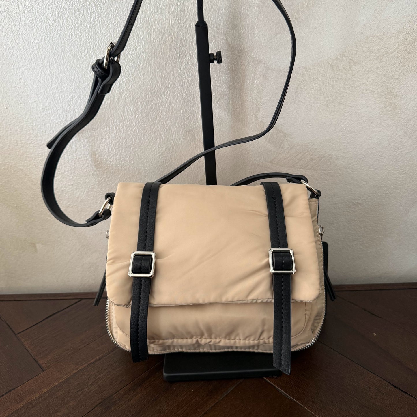 Bolso bandolera casual con hebillas disponible en varios colores.