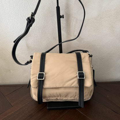 Bolso bandolera casual con hebillas disponible en varios colores.