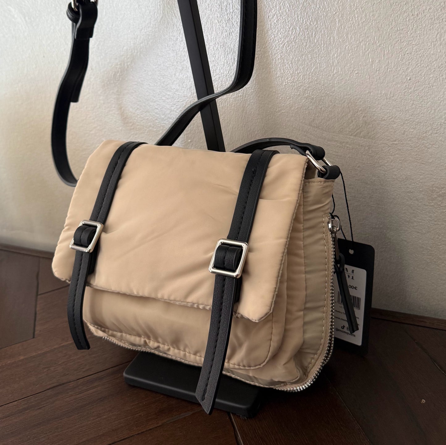 Bolso bandolera casual con hebillas disponible en varios colores.
