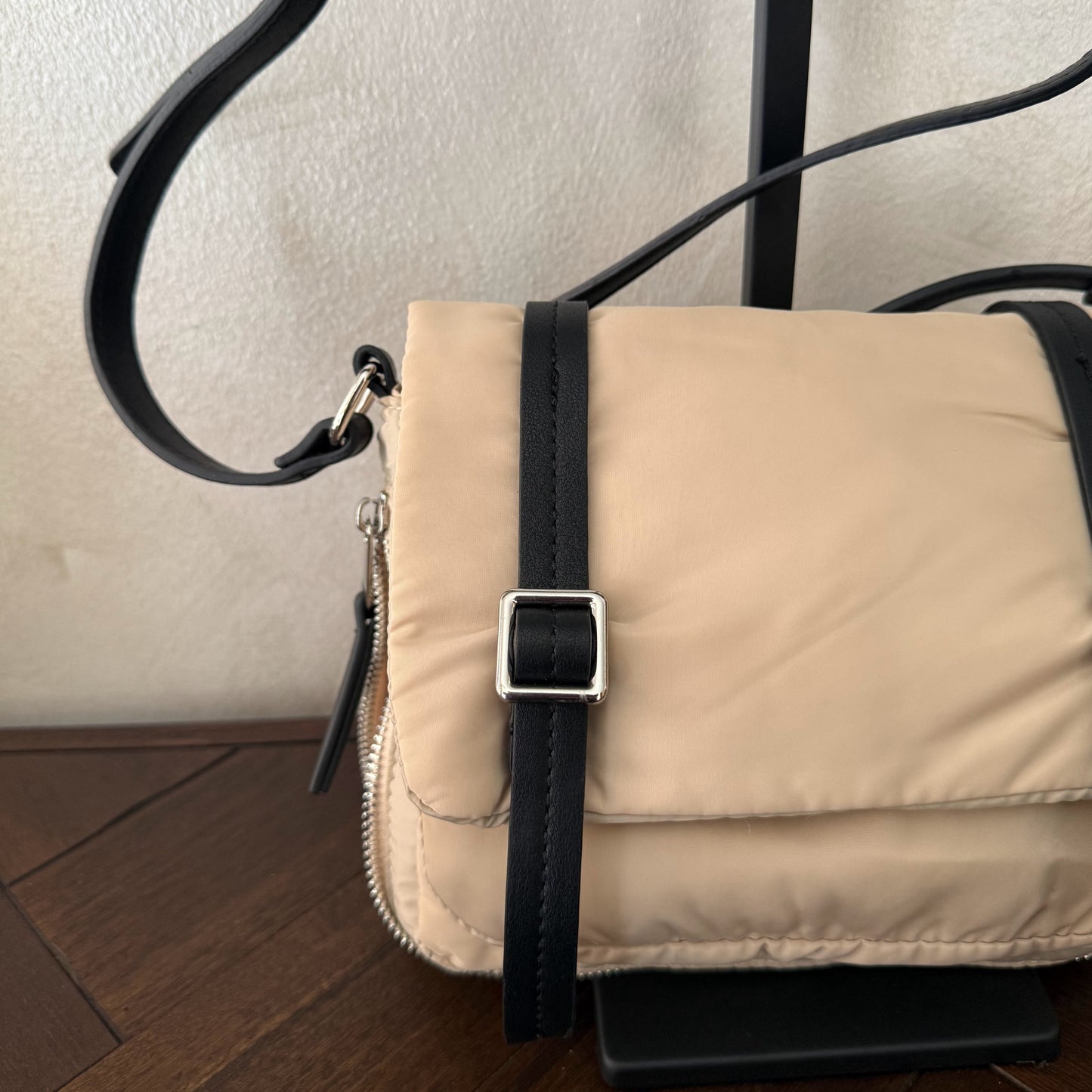Bolso bandolera casual con hebillas disponible en varios colores.