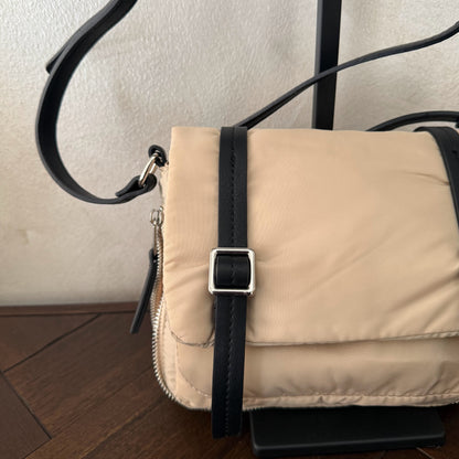 Bolso bandolera casual con hebillas disponible en varios colores.