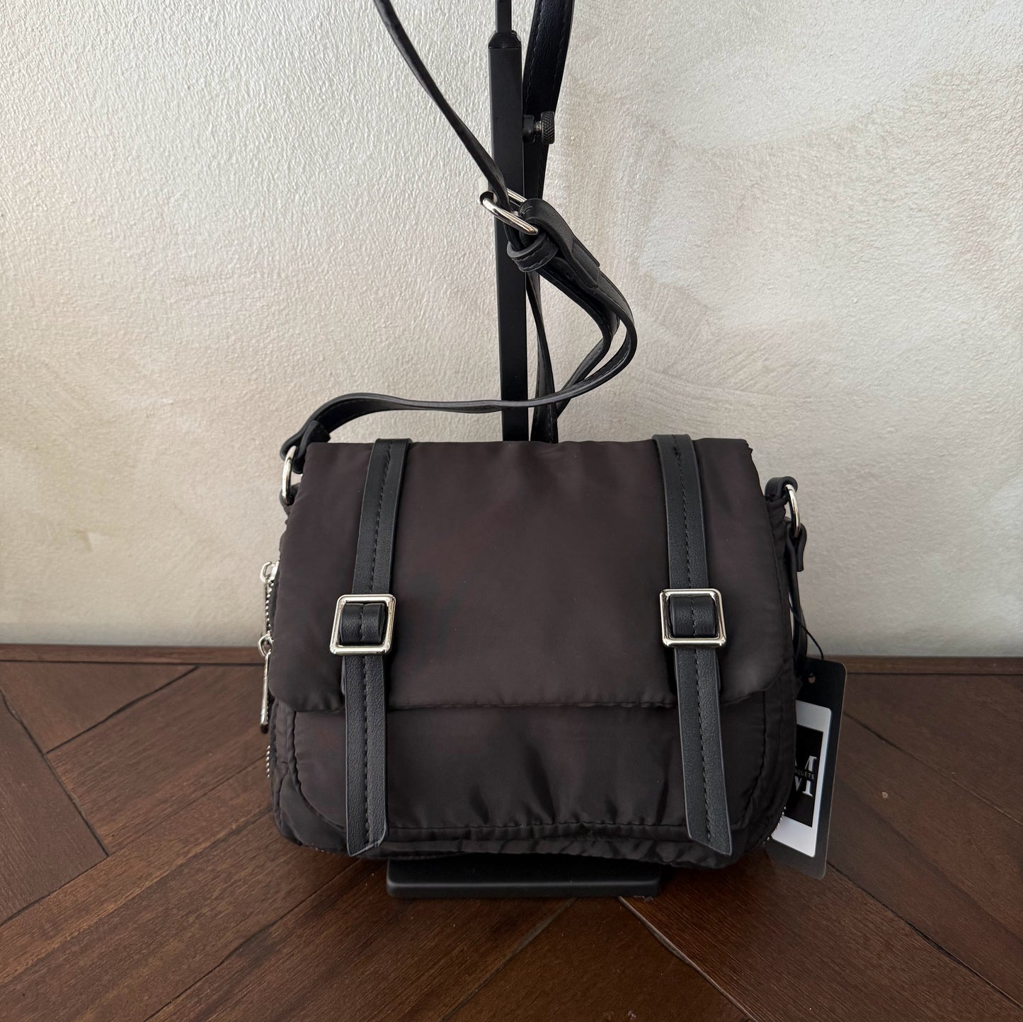 Bolso bandolera casual con hebillas disponible en varios colores.