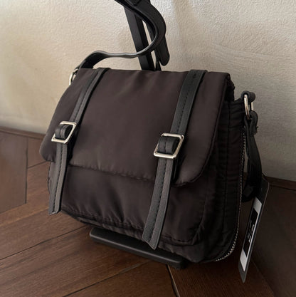 Bolso bandolera casual con hebillas disponible en varios colores.