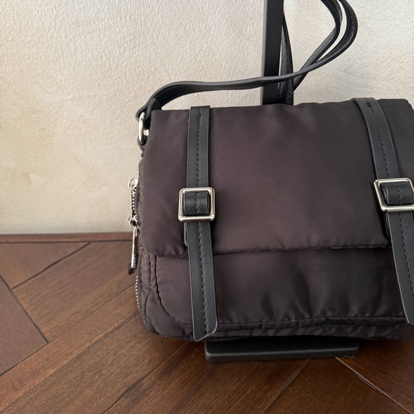 Bolso bandolera casual con hebillas disponible en varios colores.