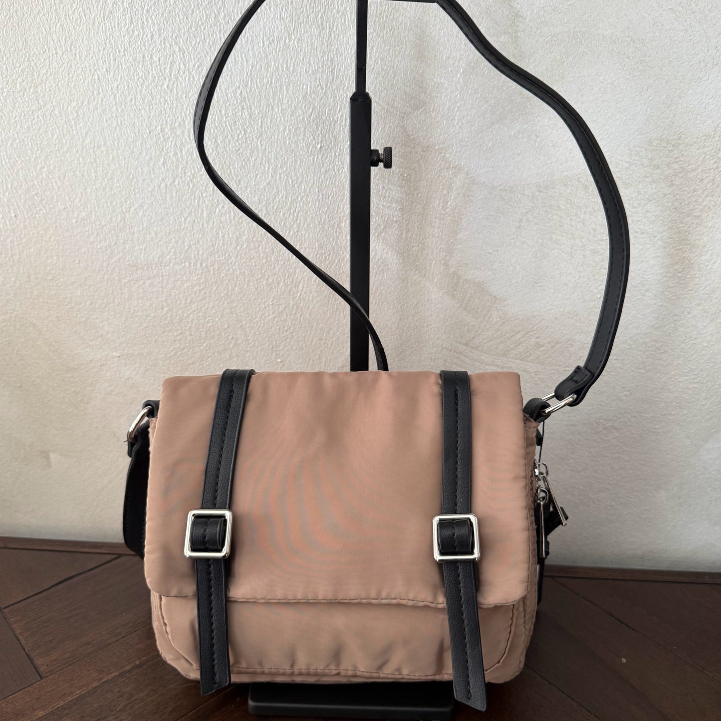 Bolso bandolera casual con hebillas disponible en varios colores.