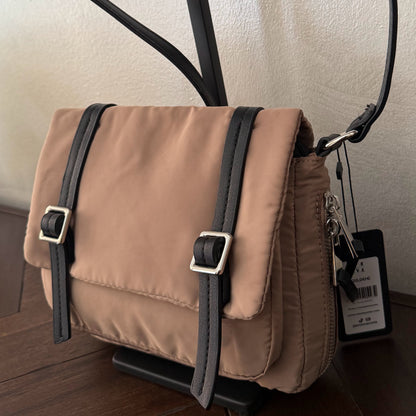Bolso bandolera casual con hebillas disponible en varios colores.