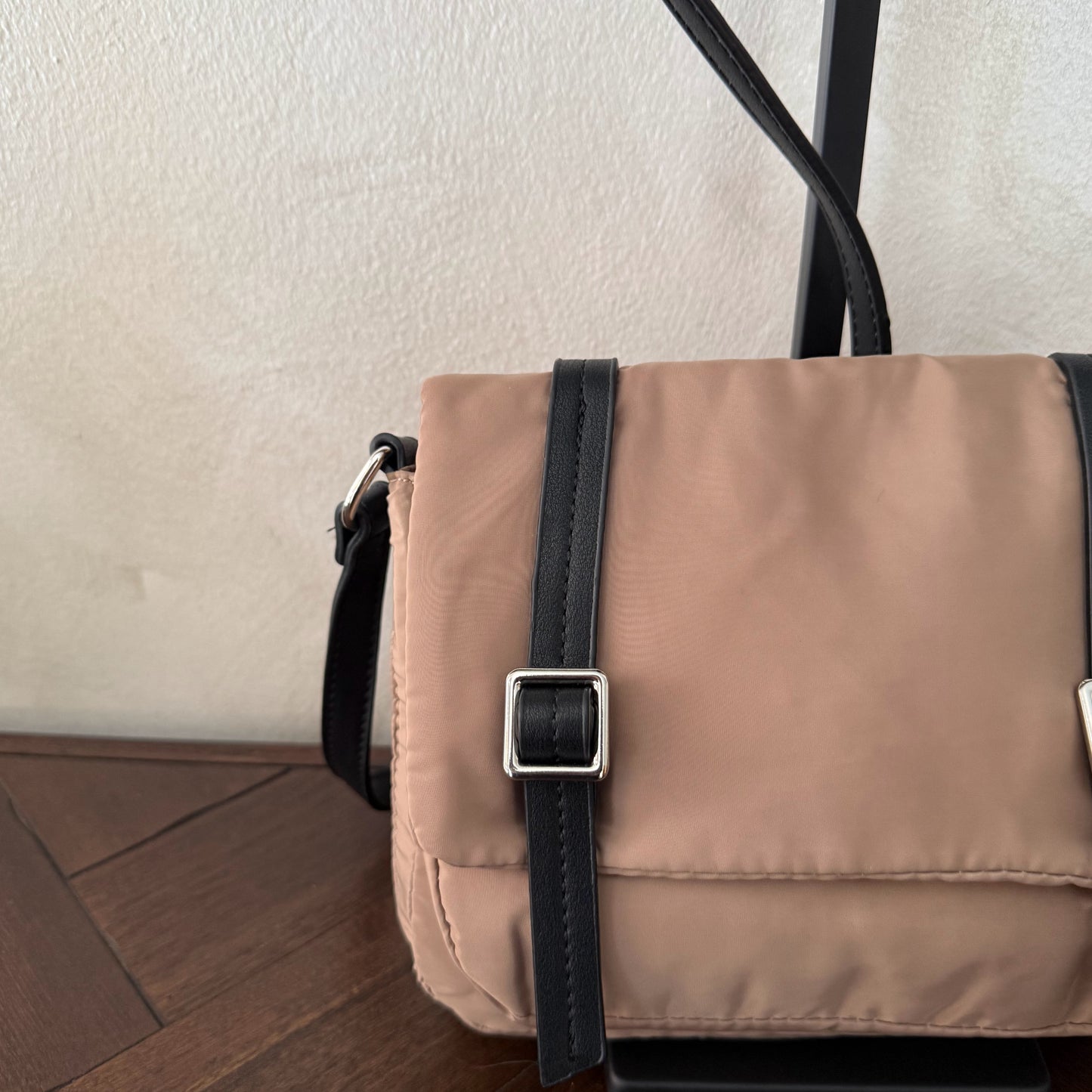 Bolso bandolera casual con hebillas disponible en varios colores.