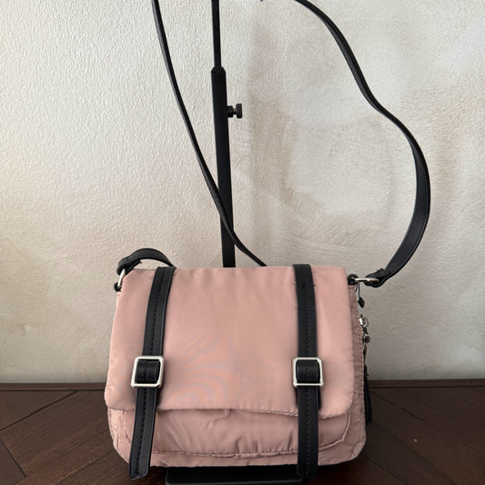 Bolso bandolera casual con hebillas disponible en varios colores.
