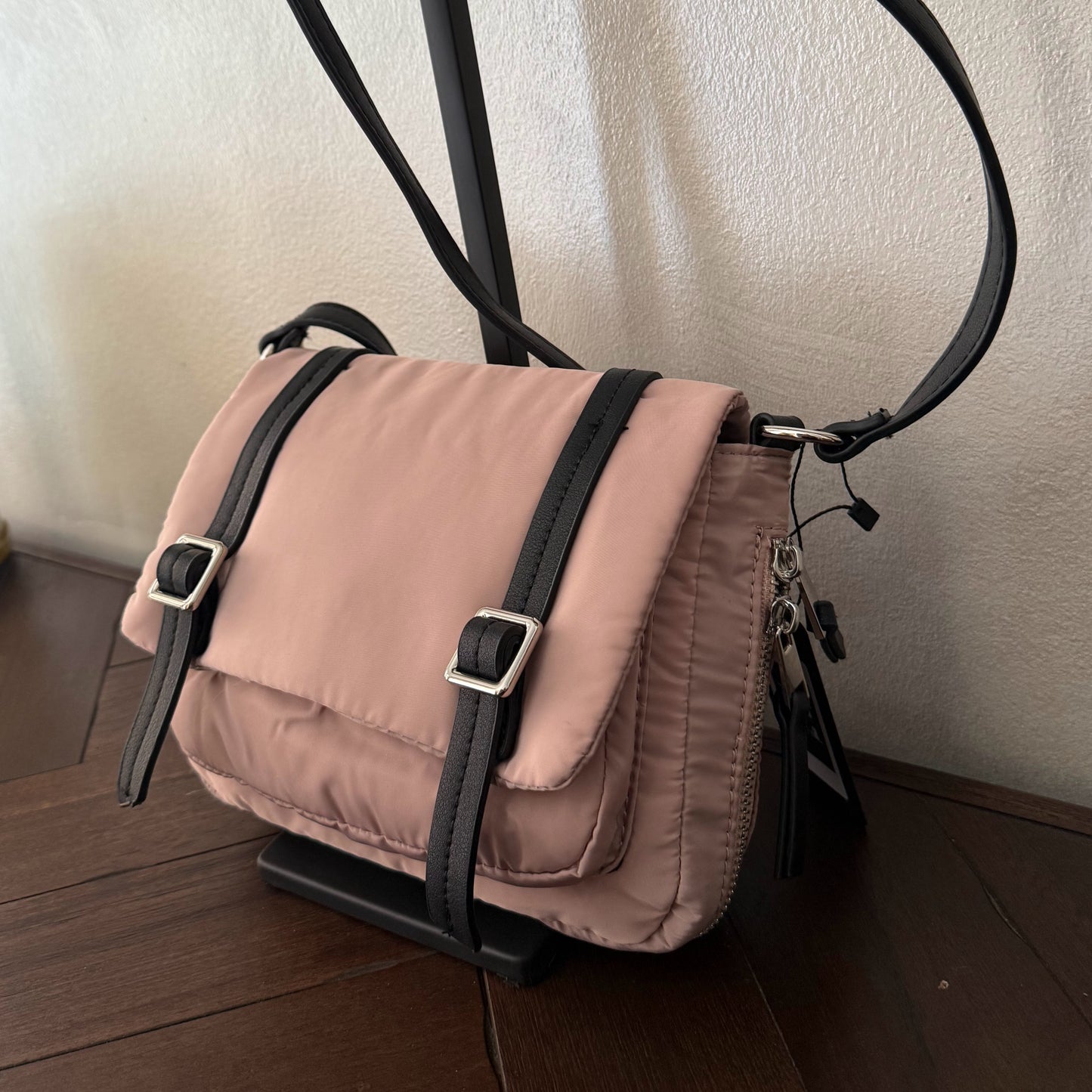 Bolso bandolera casual con hebillas disponible en varios colores.