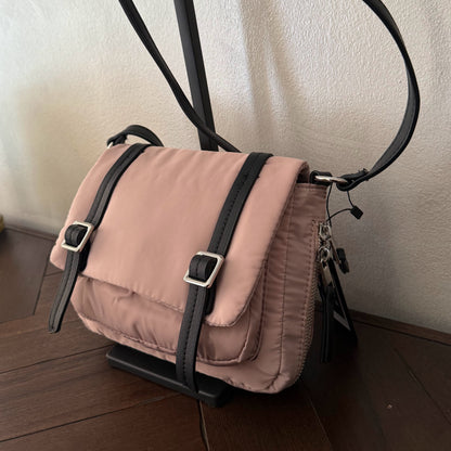 Bolso bandolera casual con hebillas disponible en varios colores.