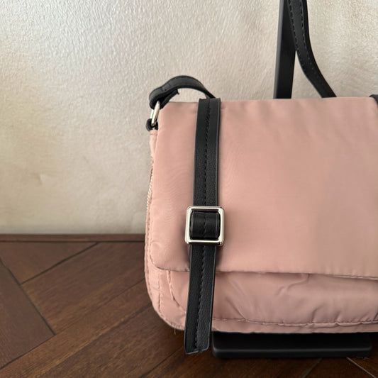 Bolso bandolera casual con hebillas disponible en varios colores.