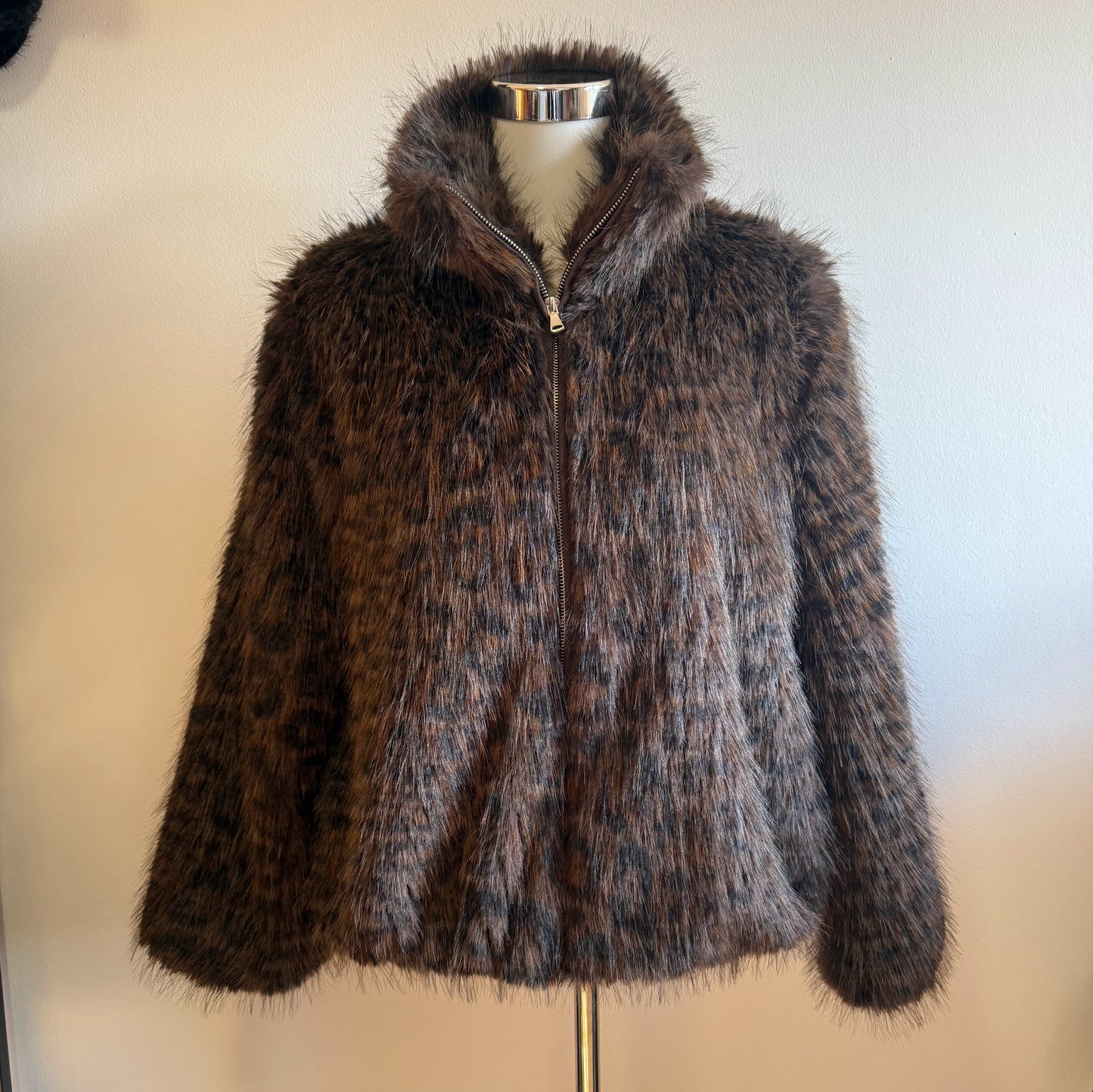 Chaqueta de animal print pelo suave en color marrón.