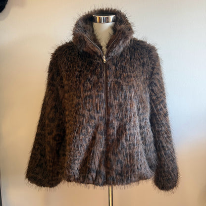 Chaqueta de animal print pelo suave en color marrón.