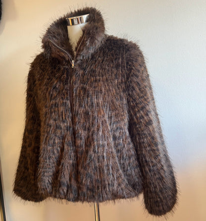 Chaqueta de animal print pelo suave en color marrón.