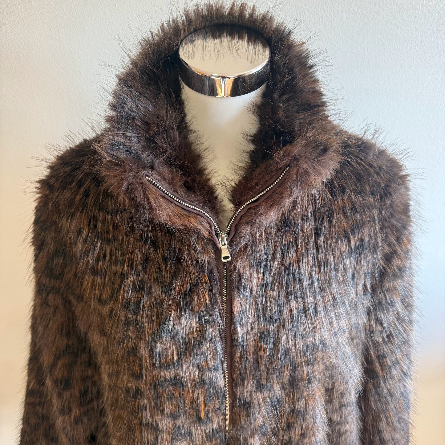 Chaqueta de animal print pelo suave en color marrón.