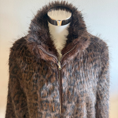 Chaqueta de animal print pelo suave en color marrón.