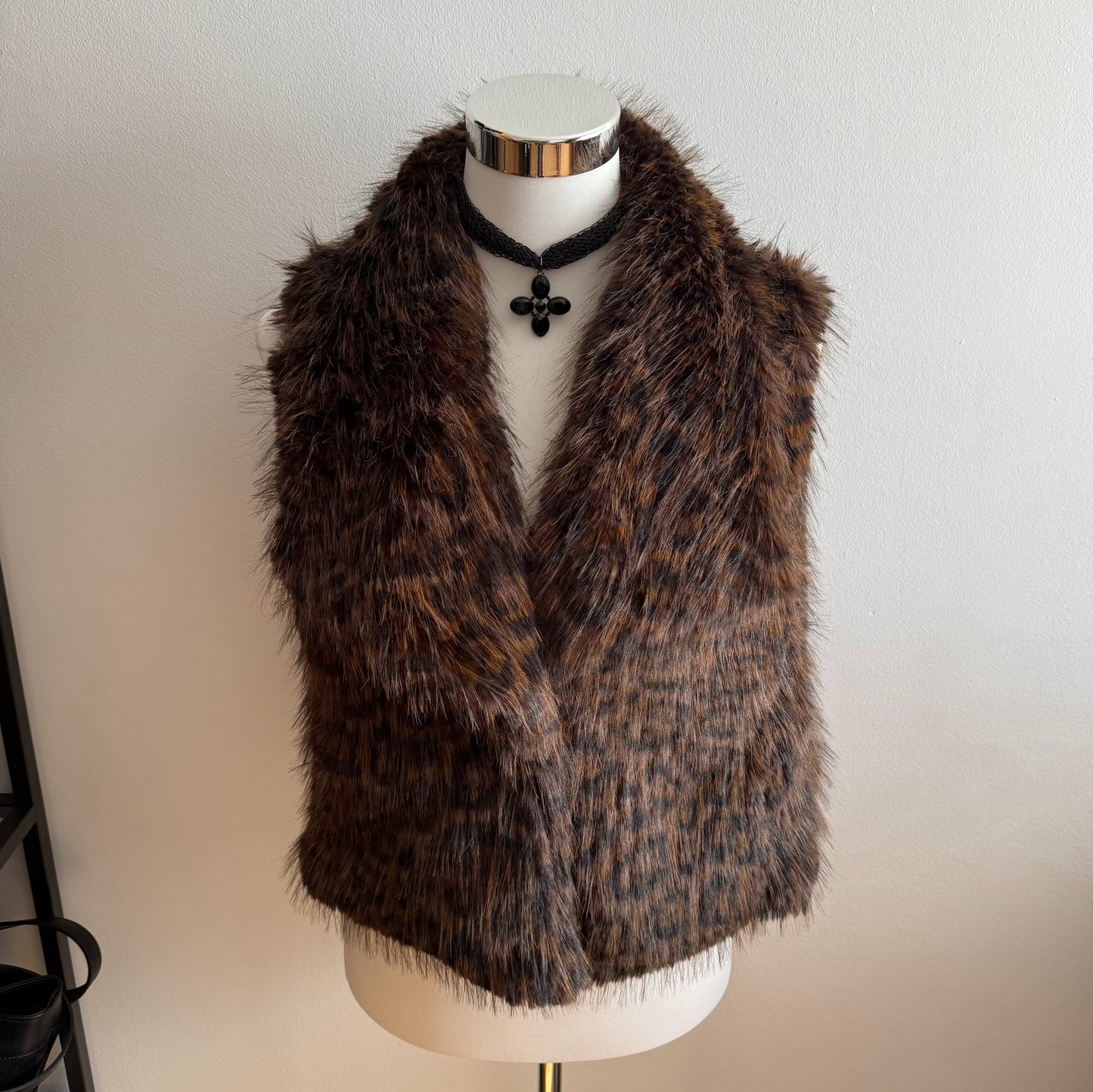 Chaleco de pelo super suave con bolsillos de leopardo.