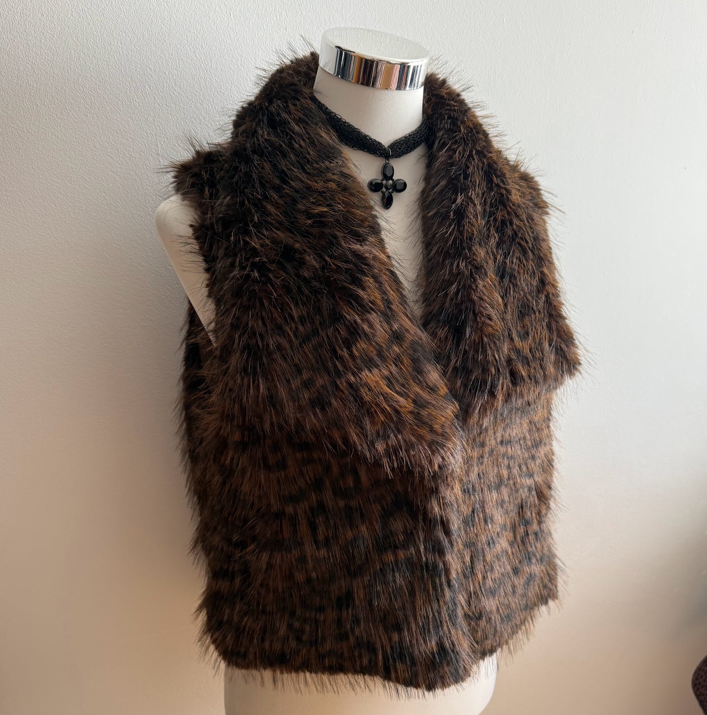 Chaleco de pelo super suave con bolsillos de leopardo.