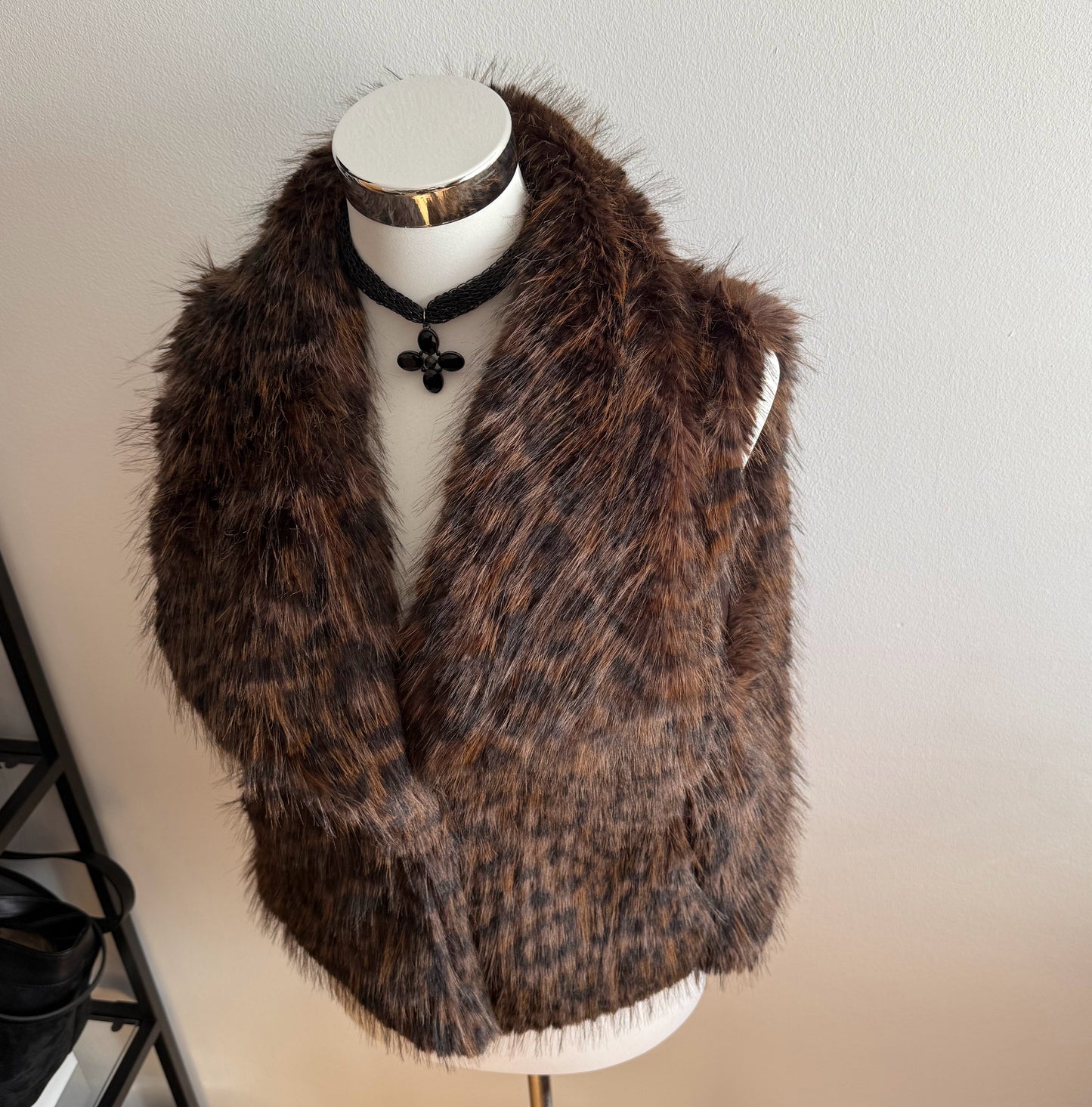 Chaleco de pelo super suave con bolsillos de leopardo.