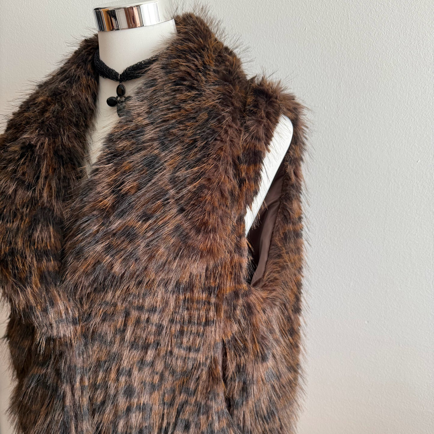 Chaleco de pelo super suave con bolsillos de leopardo.