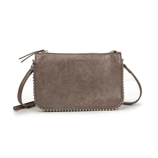 Bolso bandolera con cadena de bolitas plateadas.
