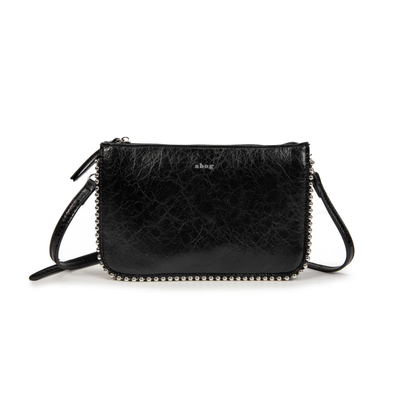 Bolso bandolera con cadena de bolitas plateadas.
