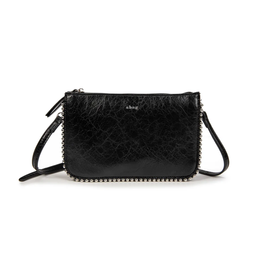 Bolso bandolera con cadena de bolitas plateadas.