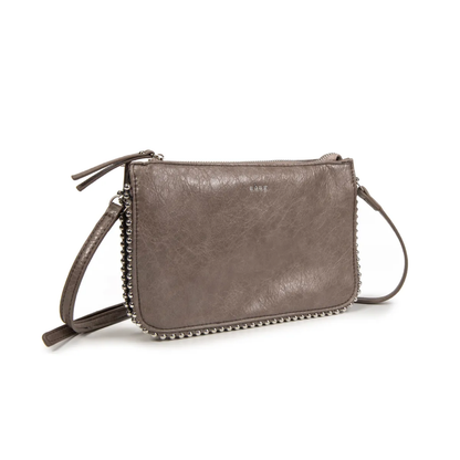 Bolso bandolera con cadena de bolitas plateadas.