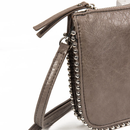 Bolso bandolera con cadena de bolitas plateadas.