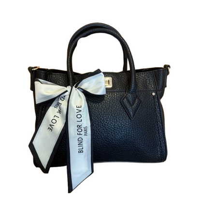 Bolso de ecopiel negro con lazo “Blind for Love” – Estilo parisino elegante.