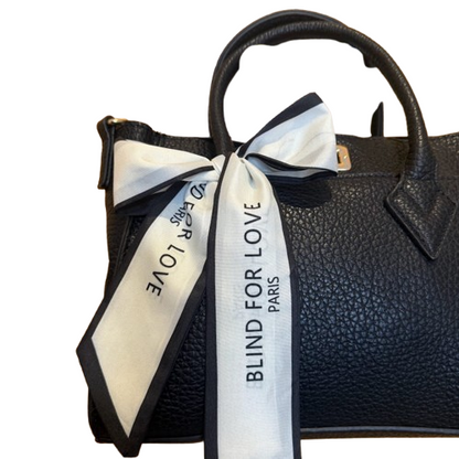 Bolso de ecopiel negro con lazo “Blind for Love” – Estilo parisino elegante.