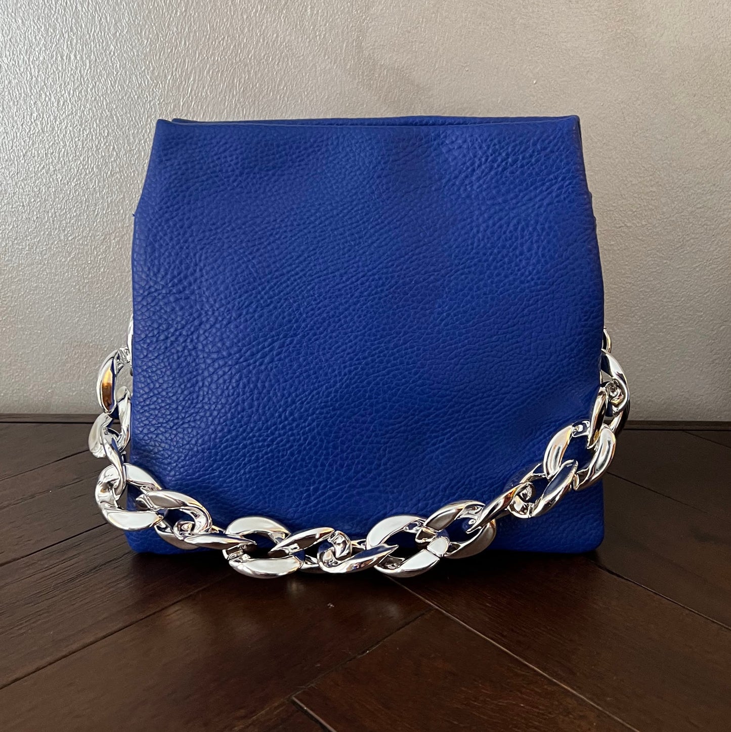 Bolso ecopiel con cadena plateada