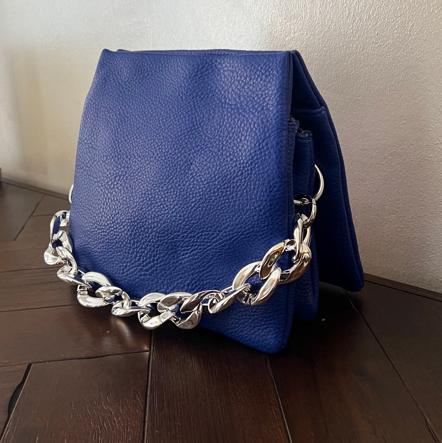 Bolso ecopiel con cadena plateada